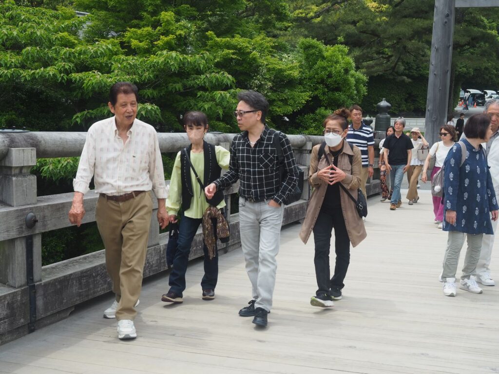 歩きます